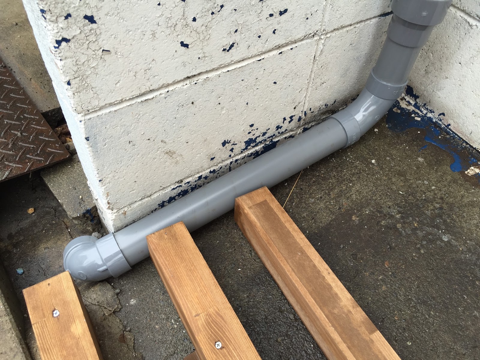 家具を楽しむ家具工房ROOTS FACTORYのブログ ウッドデッキと雨樋DIY☆鉄扉のペンキも塗りましたっ！塩ビ管楽しーw