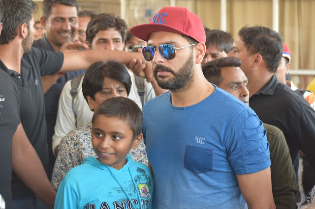 Yuvraj SIngh with children from Make A Wish Foundation Yuvraj SIngh with children from Make A Wish Foundation