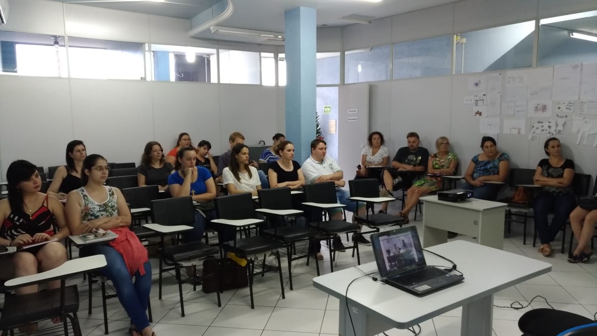 Um Professor Do Curso De Licenciatura Em Geografia EDUCA Um Professor Do Curso De Licenciatura Em Geografia EDUCA