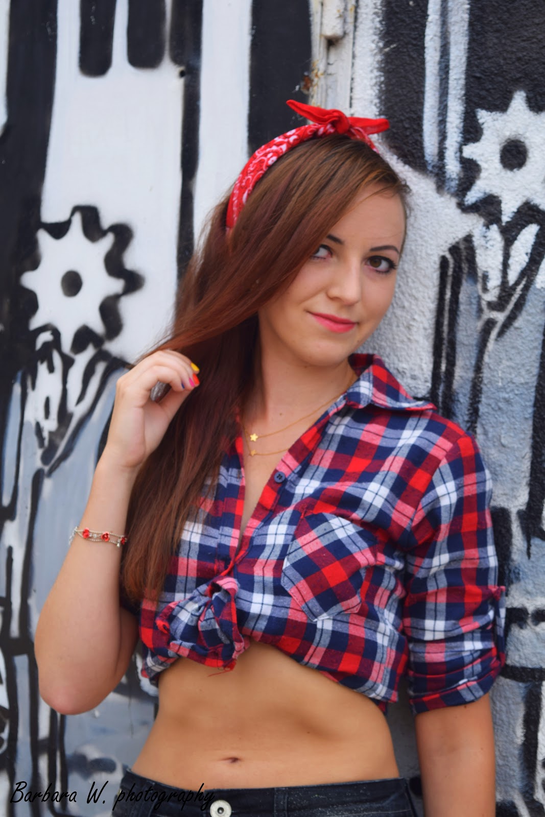 22.08.2015r. cz.1 Pin-Up Girl, koszula w czerwoną kratkę, czarne spodenki z brokatem, szpilki, czerwona bandamka, sesja na terenie "Elektryka" Mielec