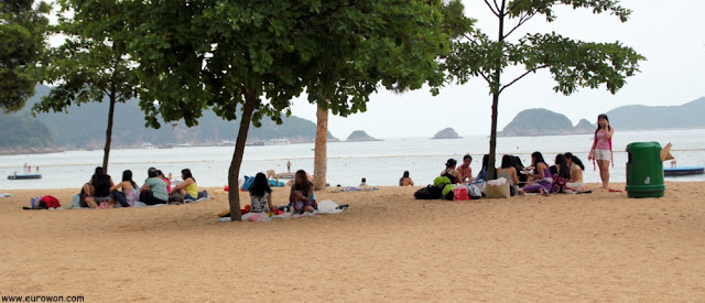 Grupos de filipinas en la playa en Hong Kong