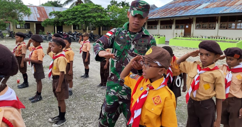 Prajurit Satgas Yonif 126 Kc Latih Peraturan Baris Berbaris Kepada Anak Anak Pramuka Metro Online