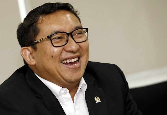 Buat Puisi Tentang "Kaos dan Sepeda" Fadli Zon Singgung Ikan Tongkol hingga Raisa Buat Puisi Tentang "Kaos dan Sepeda" Fadli Zon Singgung Ikan Tongkol hingga Raisa