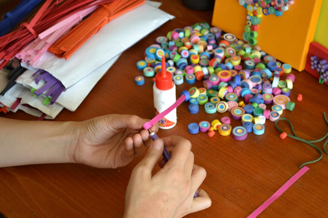 Circul Magic Making of: Colier Quilling Curcubeu Fericire Circul Magic Making of: Colier Quilling Curcubeu Fericire