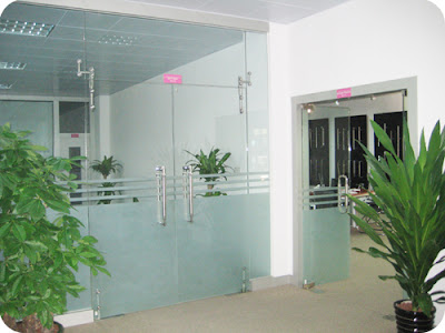 Cửa kính cường lực bản lề sàn cho văn phòng công ty Cửa kính cường lực bản lề sàn cho văn phòng công ty