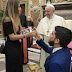 Man proposes to his girlfriend in presence of Pope Francis (photos)