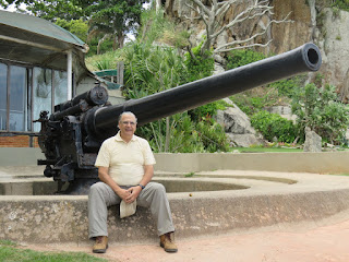 Junto a la Artillería histórica (Bahía de Guanavara)