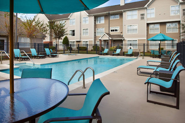 Settle into modern settings at Residence Inn New Orleans Metairie. The pet-friendly suites offer free Wi-Fi, fully equipped kitchens and plush bedding.