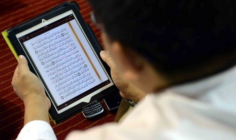 Oh.. Jadi Ini Hukum Membaca dan Menginstall Aplikasi Al-Qur’an, Muslim Wajib Tahu!