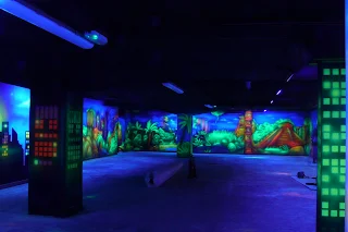 Malowanie na ścianie w klubie świecącego graffiti 3D, black light mural, Lizz Dordrecht