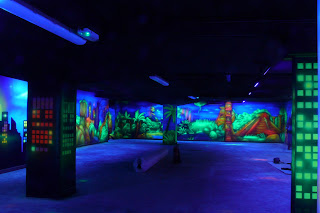Graffiti Malowanie na ścianie w klubie świecącego graffiti 3D, black light mural, Lizz Dordrecht