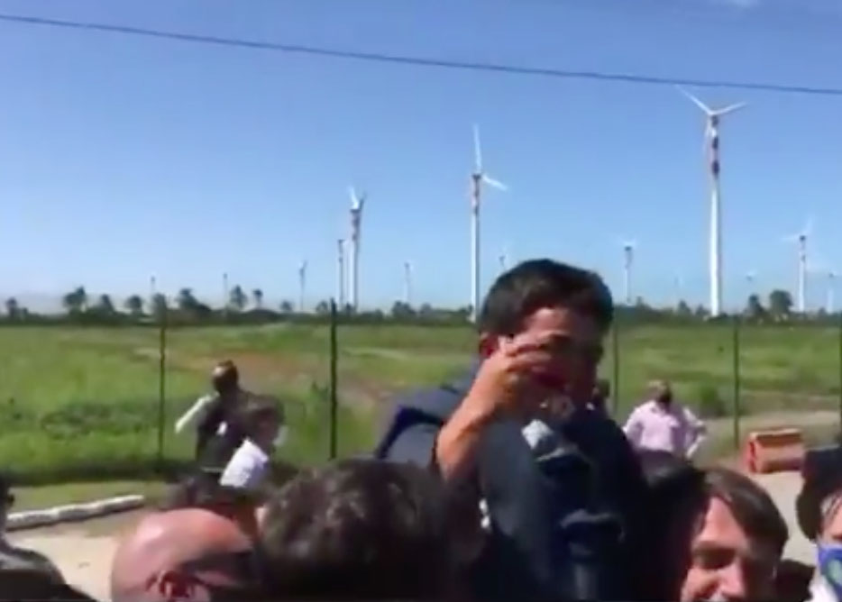 #Vídeo | Bolsonaro carga un enano creyendo que es un niño #Vídeo | Bolsonaro carga un enano creyendo que es un niño