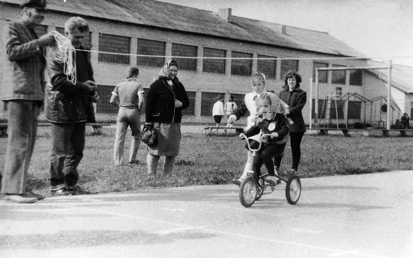 Bērnu sporta svētki Valles vidusskolas stadionā 1970-to gadu otrā puse