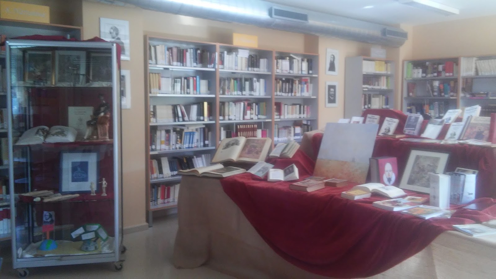 Biblioteca del IES Carolina Coronado Exposición "Cervantes y