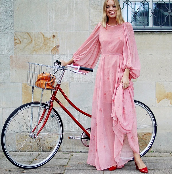 vestido rose com sapato vermelho