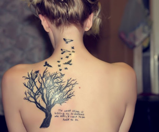 Árvore com pássaros voando tatuagem para a menina em voltar para pescoço