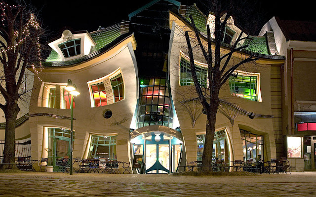     The-Crooked-House-Po