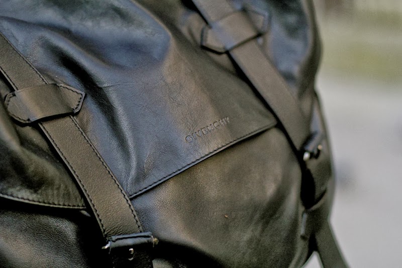 Selected Shirt chemise - Fashop black skinny jeans noir -Maison Martin Margiela Brogues derby artisalnal - urbanears headphones casque - GIVENCHY postbag messenger bag sac - blog mode homme - mensfashion