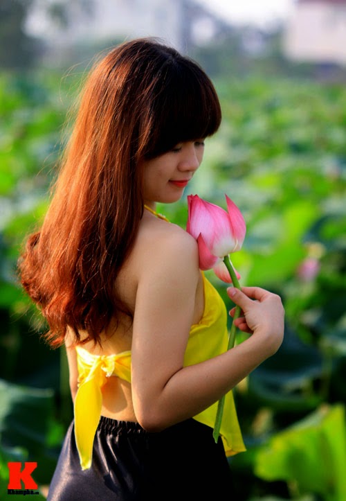 Vietnam beautiful girls bare back in the lotus ponds - The most beautiful  women in the world