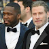 50 Cent canta com John Travolta dançando no palco em festa na França