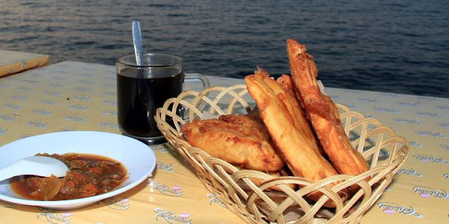 Sajian pisang goreng dan secangkir kopi sambil menikmati suasana sunset di Teluk Manado.(Kompas.com/Ronny Adolof Buol) Sajian pisang goreng dan secangkir kopi sambil menikmati suasana sunset di Teluk Manado.(Kompas.com/Ronny Adolof Buol)