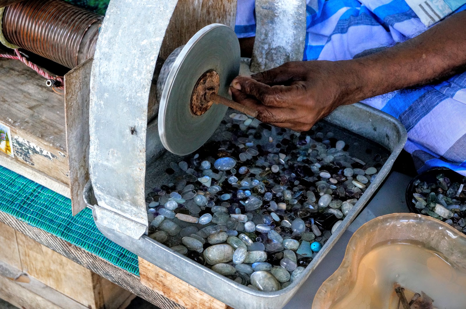 DiscoverSriLanka SRI LANKA GEM CUTTING [TRADITIONAL METHOD]