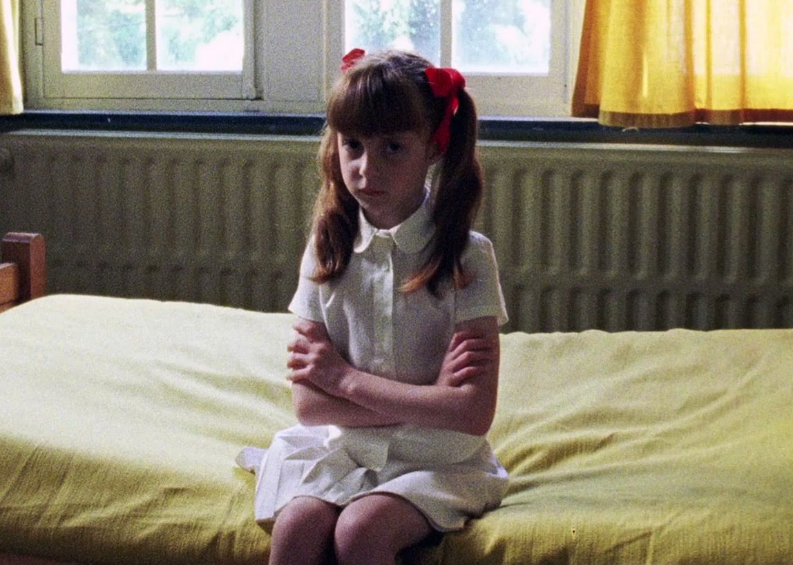 Четырнадцатилетние девчонки у себя в спальне. Совсем юные девушки. Девственница пробует. Оплодотворение девушки. Девственница школьного возраста.