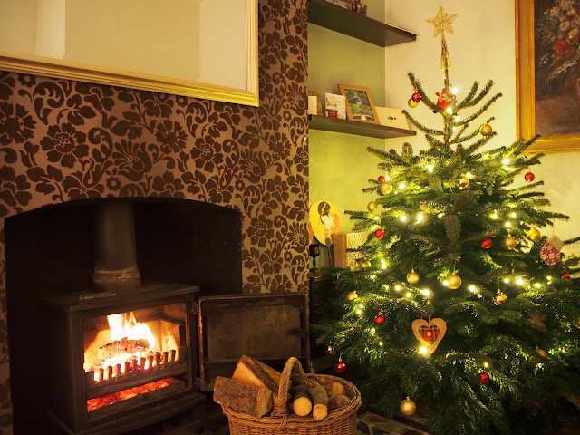 暖炉とクリスマスツリー イギリスのおかしいクリスマスのルール Little Miss In Uk