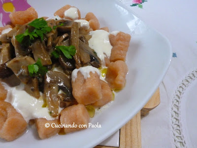 gnocchi rosa con fonduta di gorgonzola e funghi misti