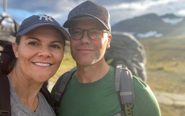 Crown Princess Victoria wore a long-sleeve stretch shirt from Fjallraven. The Jämtland Triangle is one of the most classic and prominent hikes
