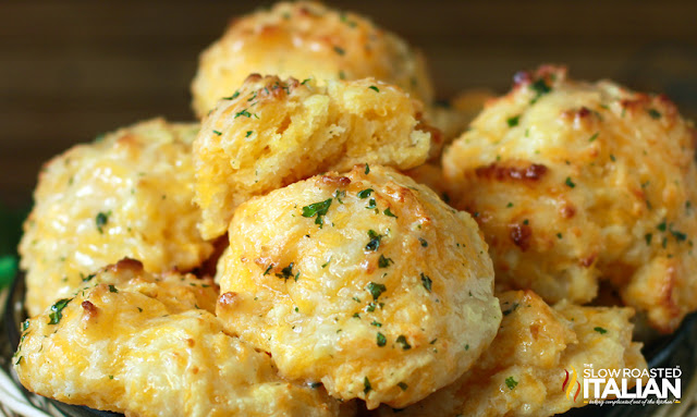 http://www.theslowroasteditalian.com/2013/10/copycat-red-lobster-cheddar-bay-biscuits-20-minutes.html