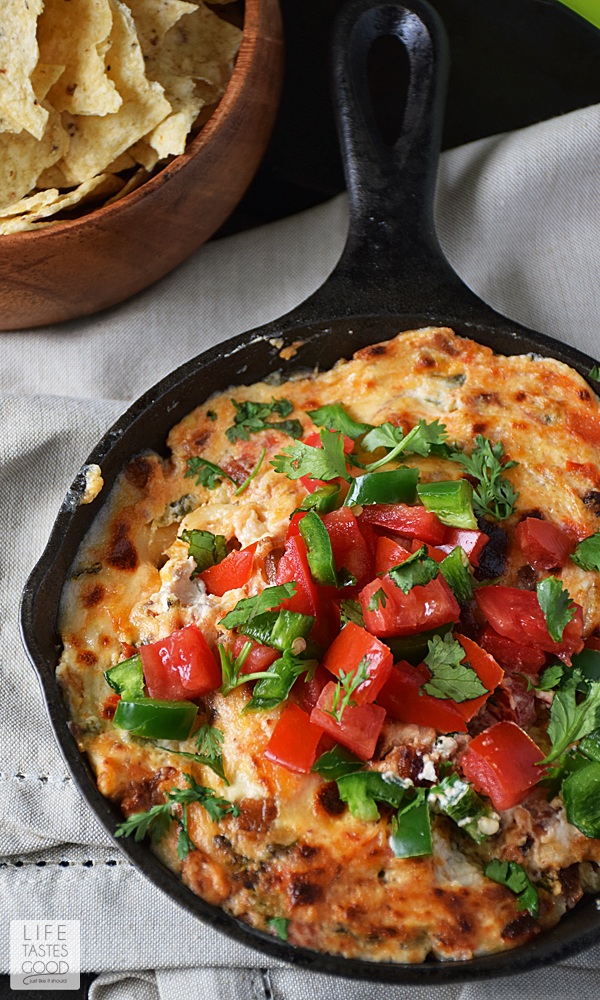 Loaded with all the classic flavors of traditional jalapeno poppers, this Skillet Jalapeno Popper Dip | by Life Tastes Good is creamy, spicy, cheesy, and has just the right amount of BACON! This easy recipe is perfect for tailgating at home or at the game! #LTGRecipes #SundaySupper @GalloFamily