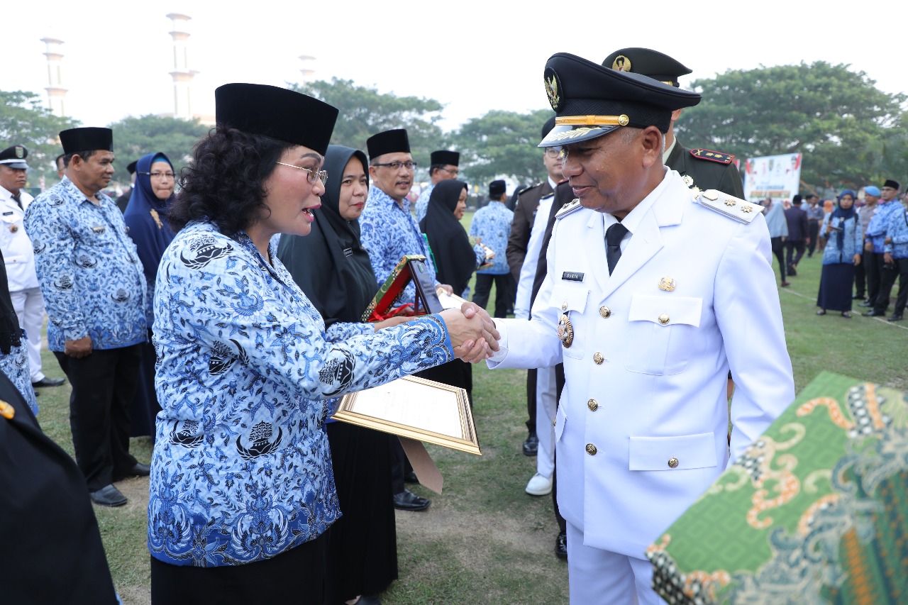 Wakil Bupati Asahan Surya BSc memberikan penghargaan kepada ASN. Wakil Bupati Asahan Surya BSc memberikan penghargaan kepada ASN.