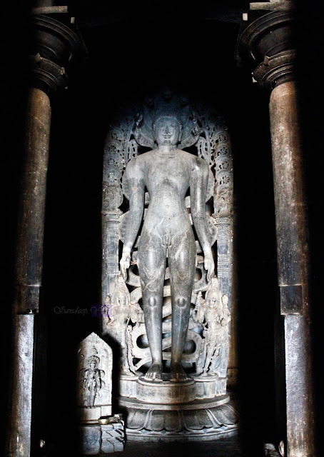 Parshwanatha tirtankara statue, with 7-head serpent behind