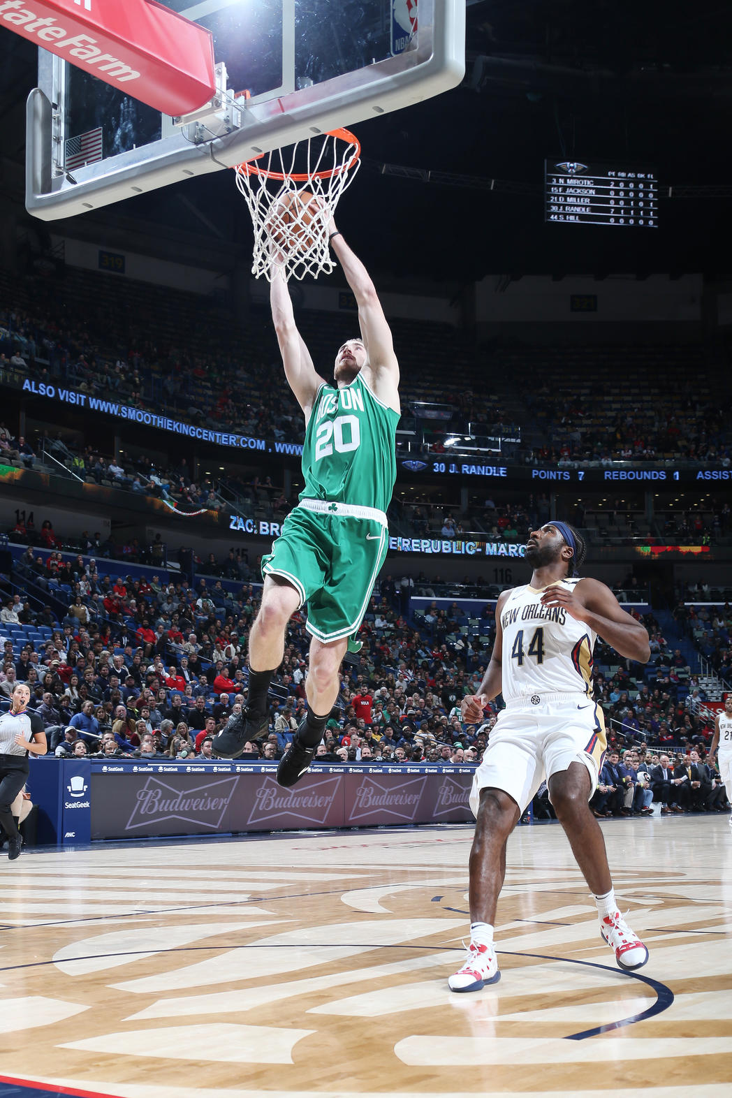 Gordon Hayward breaks tibia, dislocates ankle against Cavs in