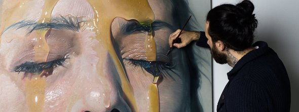 As hiper-realistas pinturas de mulheres cobertas com mel e calda de chocolate de Mike Dargas Mike Dargas pinturas hiper-realistas retratos mulheres cobertas lascívia luxúria mel calda de chocolate sensual