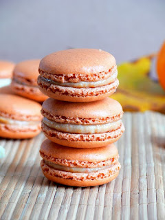 Pumpkin Pie Macaroons by Buttercream Chantily.