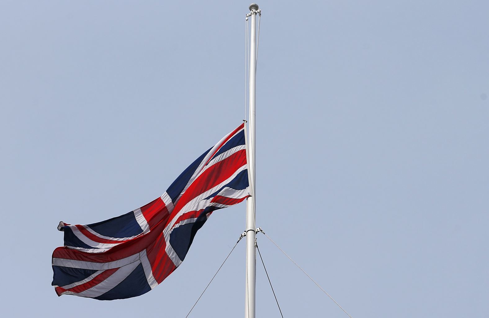 PM David Cameron Orders Flag to fly at half mast above Dawning Street
