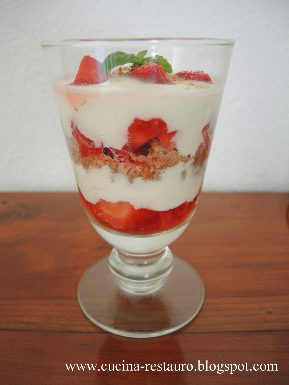 Erdbeer-Trifle mit Limette und Tonkabohne