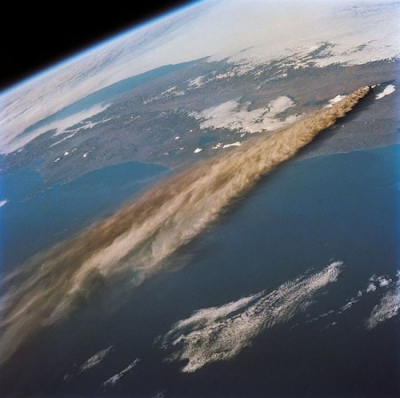 Una erupción volcánica vista desde el espacio
