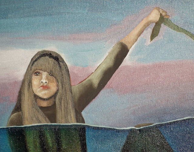 Peinture d'une sirène boudeuse faisant signe au loin en agitant une algue.