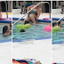 Mujer depilándose en la piscina de un hotel