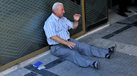 fotos desesperación pensionista  griego al no poder cobrar su pensión