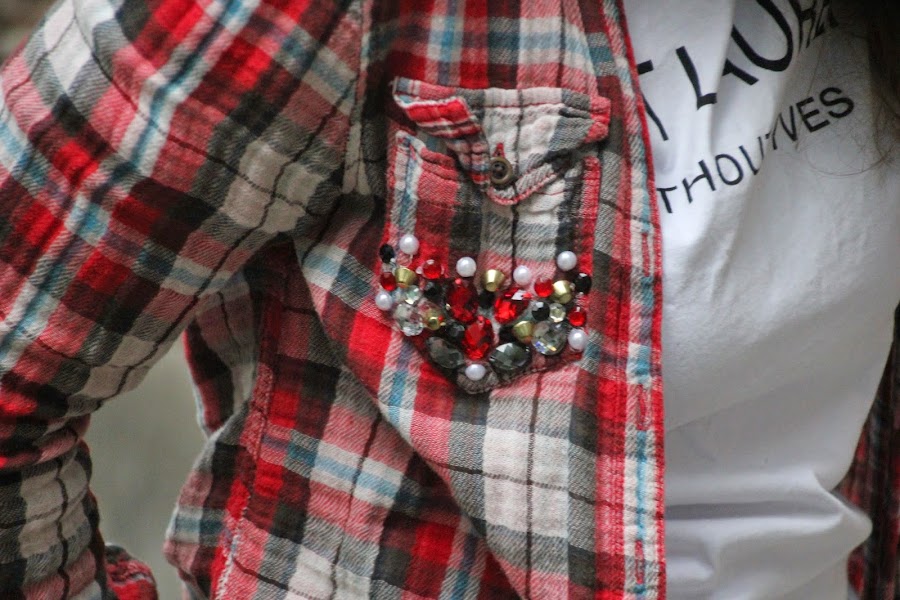 DIY Customiza tu camisa de cuadros con tachuelas y abalorios. Blog diy y costura