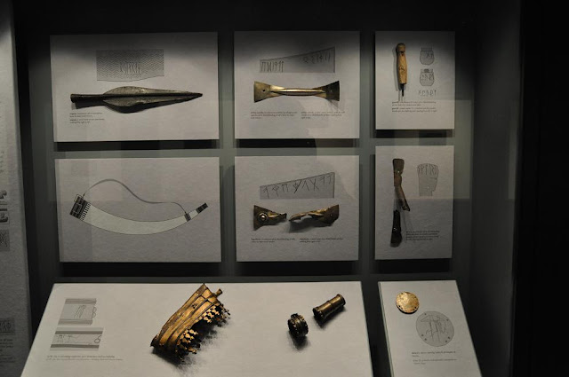 Wystawa Fjendens ansigt przedstawiające artefakty z wykopaliska z Illerup Ådal - ekspozycja w muzeum w Moesgard