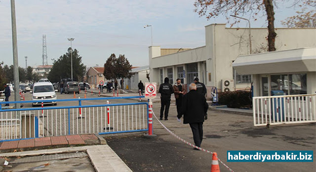 DEDAŞ'ın kaçak elektrik cezası kestiği köylülerden tepki DİYARBAKIR-Diyarbakır’ın Kayapınar ilçesinde bulunan Cumhuriyet, Durulmuş, Güleçoba köylerinin sakinleri Dicle EDAŞ’ın kendilerine kaçak elektrik kullanmadıkları halde para cezası kesildiğini ileri sürerek tepki gösterdi.