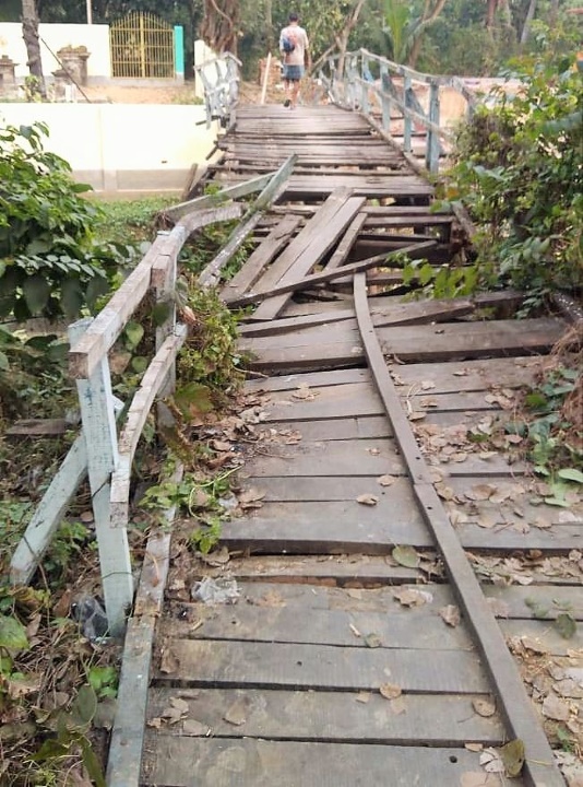 চারটি গ্রামের যোগাযোগ রক্ষাকারী একমাত্র কাঠের সেতু ভগ্নপ্রায়, উদাসীন প্রশাসন