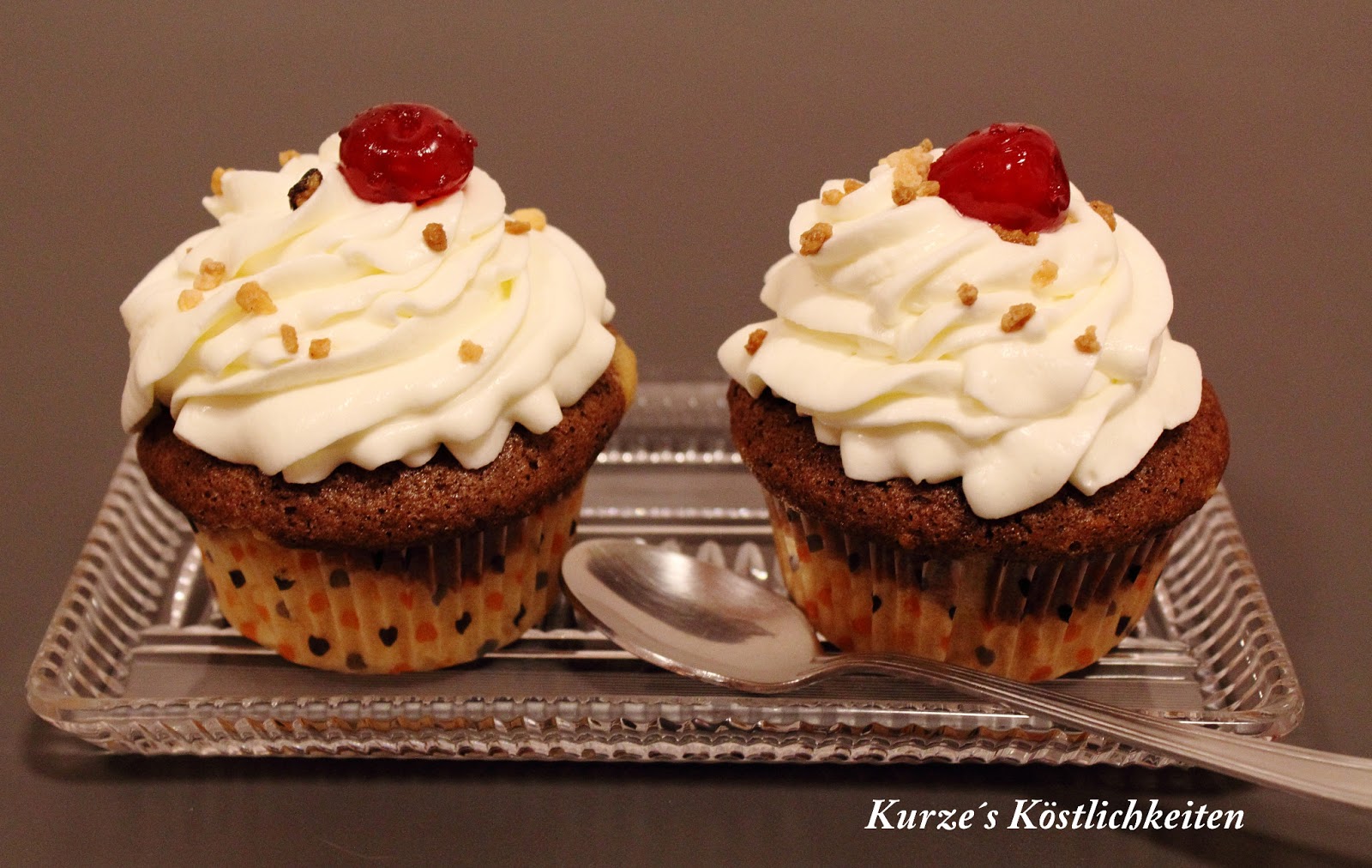 Kurze´s Köstlichkeiten: Kirsch-Cupcakes mit Sahne-Quark-Frosting