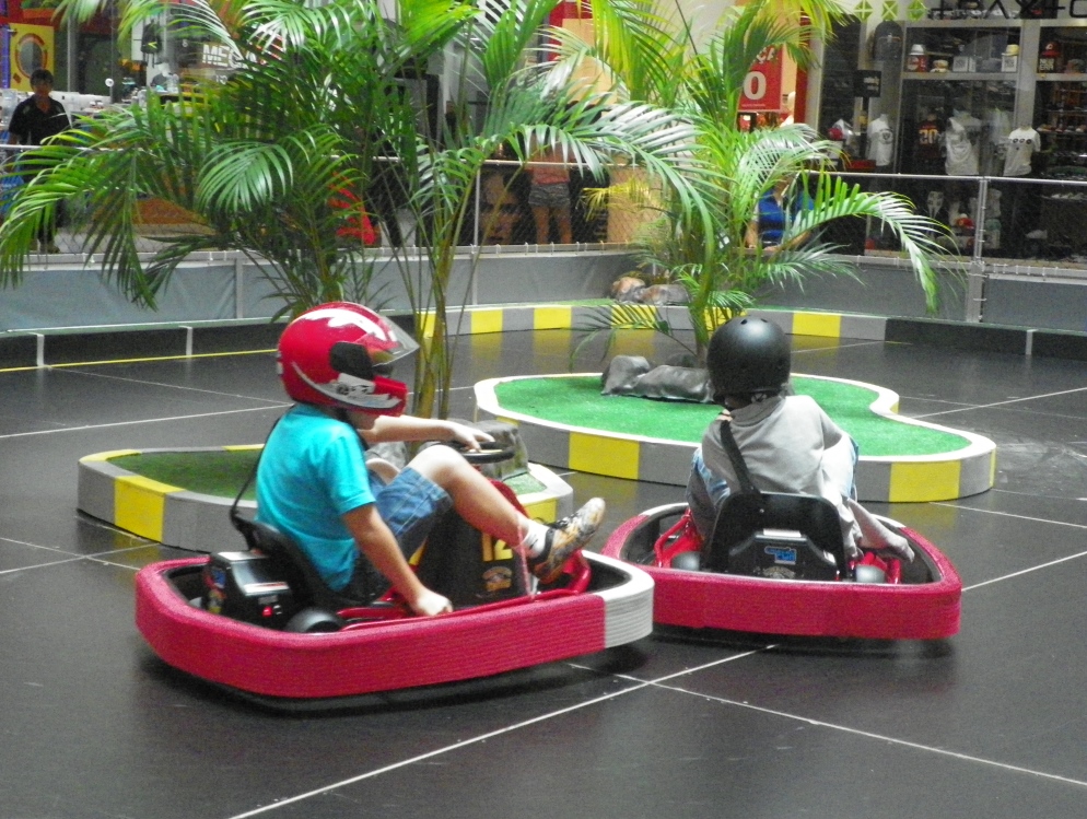 Kart indoor une diversão e velocidade no Total Shopping Center News