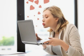 gambar wanita sedang kencan online